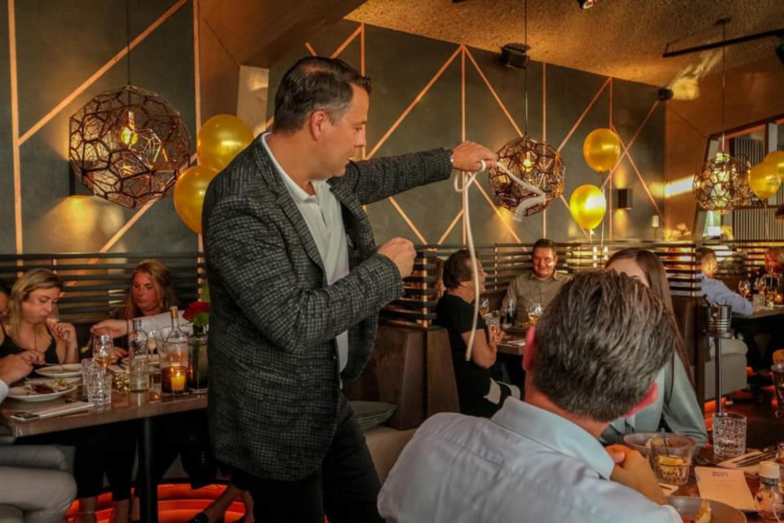Richard tijdens tafelgoochelen